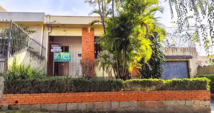 Casa com 3 quartos à venda na Rua Roque Calage, 379, Passo da Areia, Porto Alegre