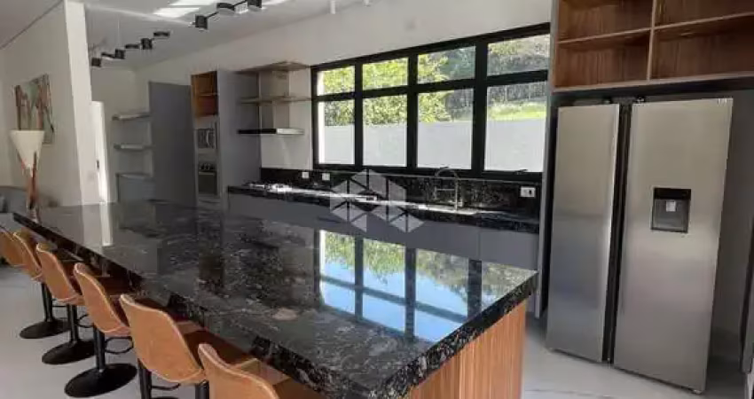 Casa terrea com piscina a venda dentro de condominio em atibaia