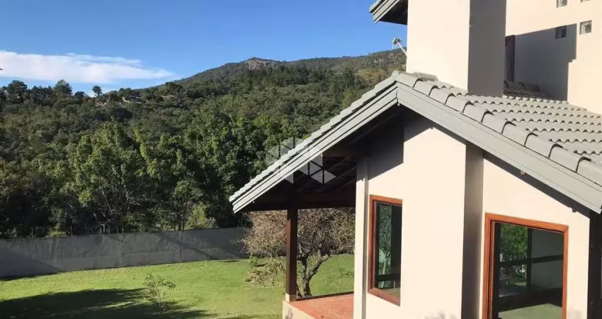 Linda casa em condomínio fechado, 3 suítes, 290m² para vender por 3.100.000!