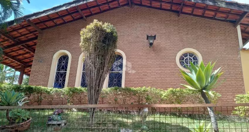 Casa de condomínio, excelente localização, 731m² de terreno, para vender por 880.000 mil reais!