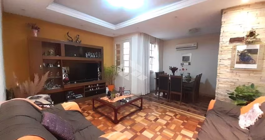 Apartamento 3 dormitórios, semimobiliado, reformado, pátio com churrasqueira, no Centro Histórico, em Porto Alegre.