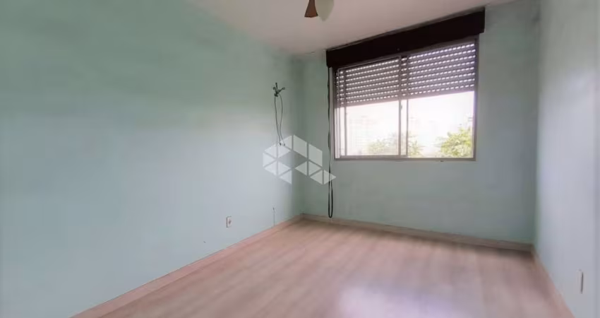 Apartamento 2 dormitórios, elevador, no bairro Humaitá, em Porto Alegre.
