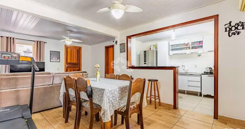 Casa de 3 dormitórios e 1 vaga de garagem, no bairro Farrapos, em Porto Alegre.