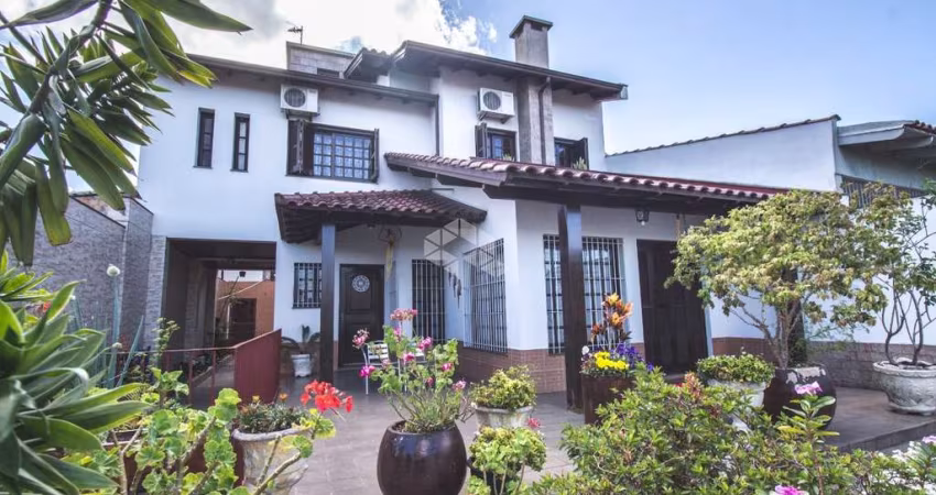 Casa com 4 dormitórios, suíte, lareira, churrasqueira, sacada, pátio e 3 vagas de garagem no bairro Jardim Itu, em Porto Alegre.