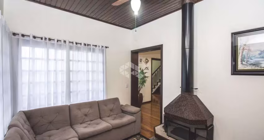 Casa com 4 dormitórios, suíte, lareira, churrasqueira, sacada, pátio e 3 vagas de garagem no bairro jardim itu, em porto alegre.