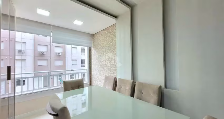 Apartamento mobiliado e decorado por arquiteto, com 2 dormitórios sendo 1 suíte no Bairro Humaita, em Porto Alegre