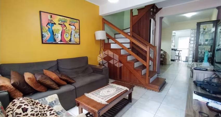Casa triplex em condomínio fechado, 3 dormitórios sendo 1 suíte master no Bairro Humaita, Em Porto Alegre
