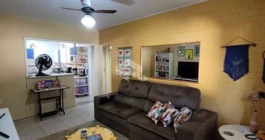 Casa com pátio e piscina, 2 dormitórios, com Vaga de Garagem no Bairro Alegria, em Guaiba.