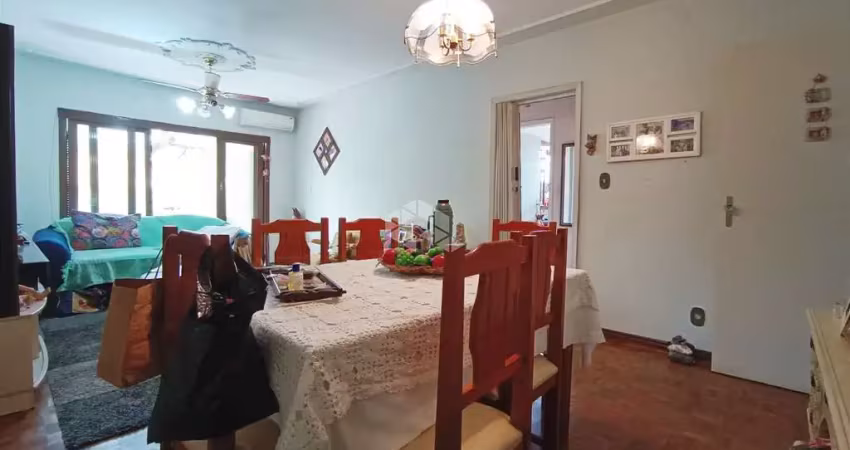 Apartamento de 2 Dormitórios dependência de empregada, vaga coberta, no Centro de Canoas