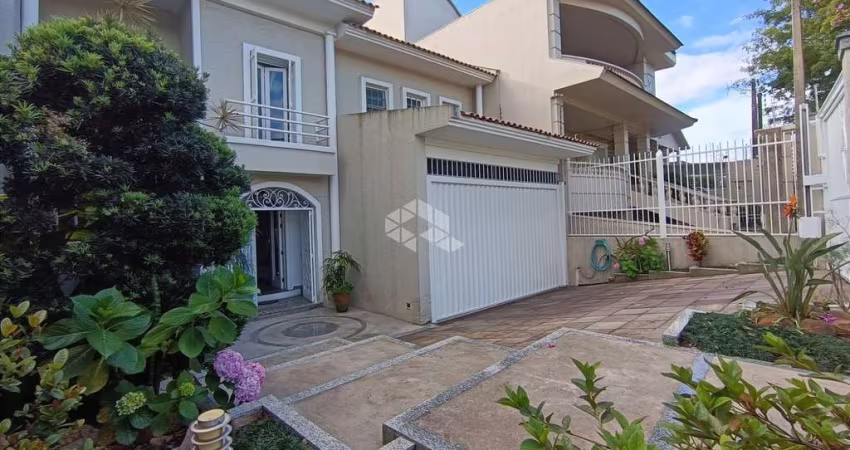 Casa com 303m2 de área construída, 3 Dormitórios sendo 1 suíte, com 2 vagas de garagem, em Porto Alegre
