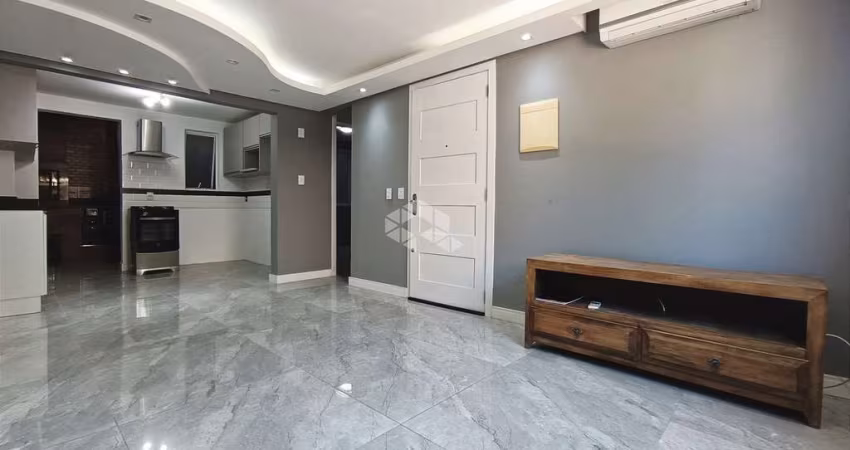 Casa sobrado em condomínio, com 4 dormitórios sendo 1 closet, infra completa e 2 vagas