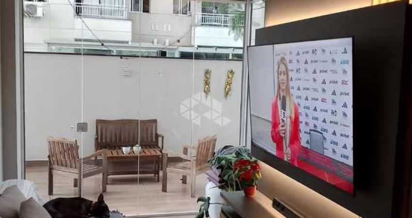 Apartamento com 2 dormitórios, sendo 1 suíte totalmente mobiliado no bairro Humaitá em Porto Alegre