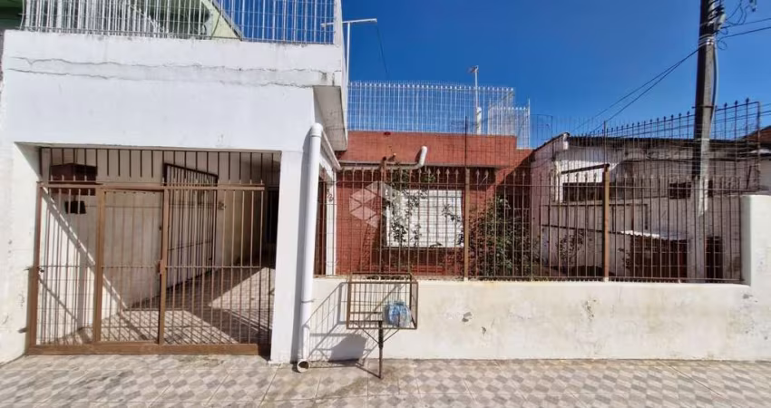 Casa com 2 dormitórios e 1 vaga de garagem, no bairro Farrapos, em Porto Alegre.