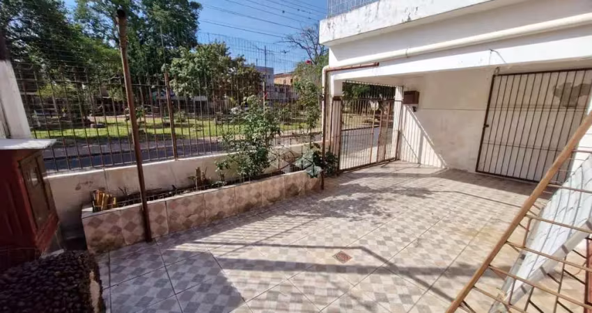 Casa com 2 dormitórios e 1 vaga de garagem, no bairro farrapos, em porto alegre.