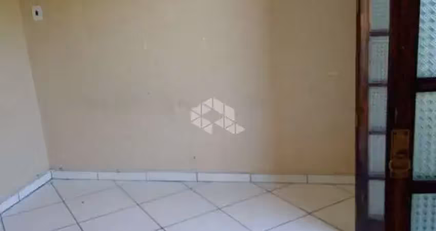 Casa 3 dormitórios, 1 vaga de garagem,  sacada e pátio no bairro farrapos, em porto alegre.