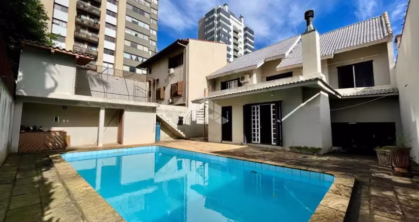 Casa de alto padrão com 4 dormitórios e 4 vagas de garagem, localizada no bairro jardim itu, em porto alegre.