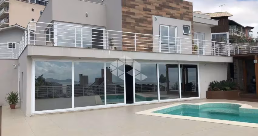 CASA DE ALTO PADRÃO 3 QUARTOS AGRONÔMICA - FLORIANÓPOLIS/SC