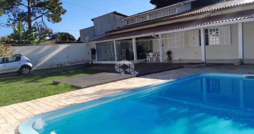 Casa 3 dormitórios com piscina próximo da praia campeche.
