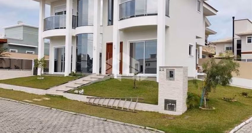 Casa 5 dormitórios com suíte master em condomínio fechado nos Ingleses.