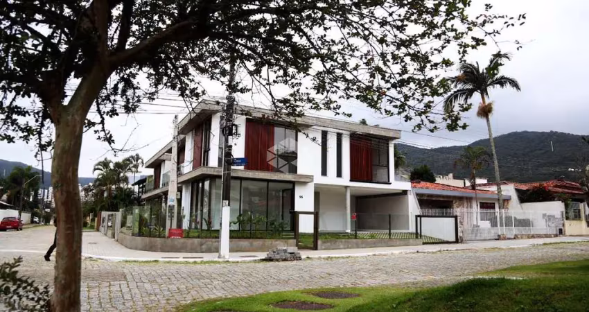 Casa mobiliada com 03 suítes em itacorubi - florianópolis/sc