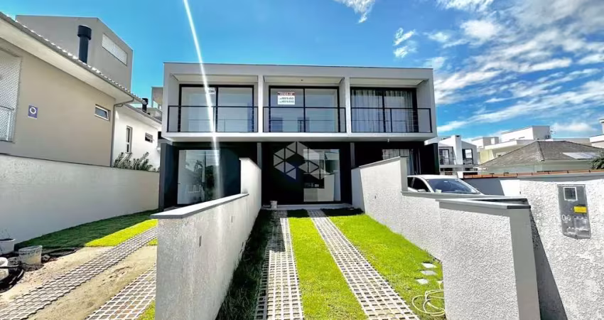Casa com 02 suítes sendo uma com closet, na Cachoeira do Bom Jesus - Florianópolis / SC.