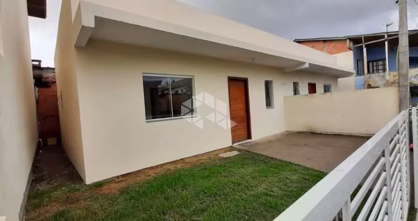 Casa 2 dormitórios com 54m2  vaga e pátio nos Ingleses.