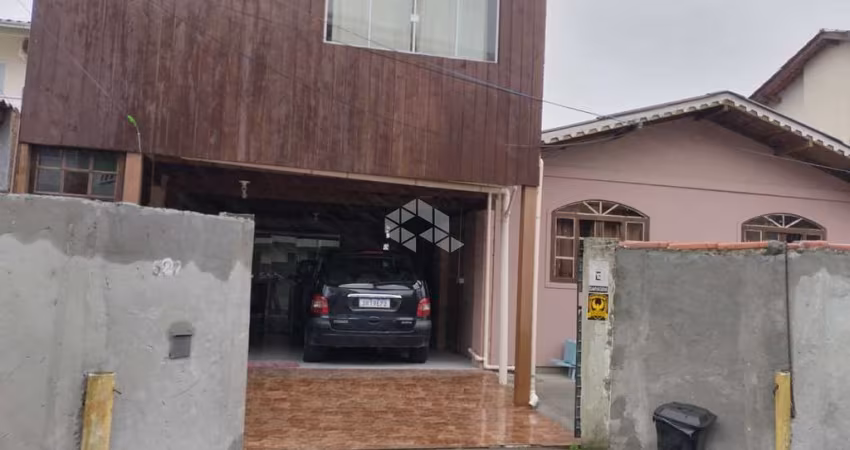Casa com 3 quartos e + 3 quitinetes nos Ingleses do Rio Vermelho