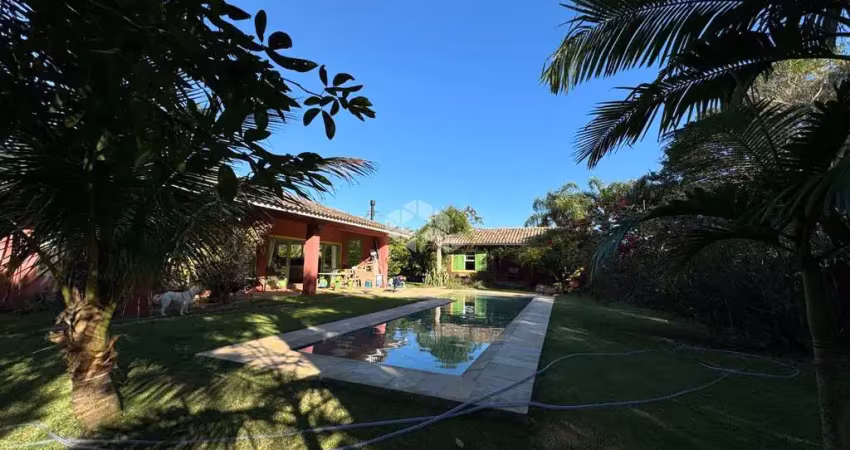 Casa 4 dormitórios sendo 3 suítes no rio vermelho em florianópolis