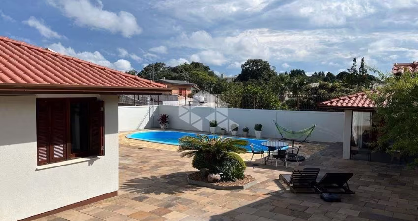 Casa com três dormitórios no Desvio Rizzo