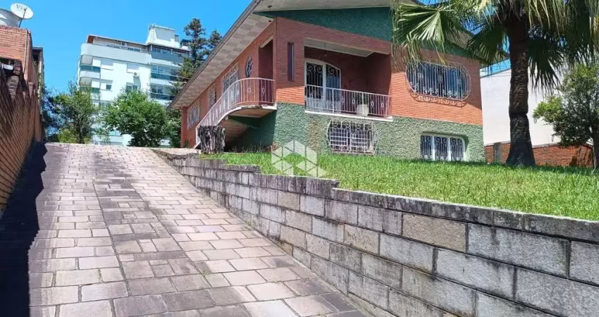 CASA 3 DORMITÓRIOS SENDO 1 SUÍTE NO BAIRRO SANTA CATARINA