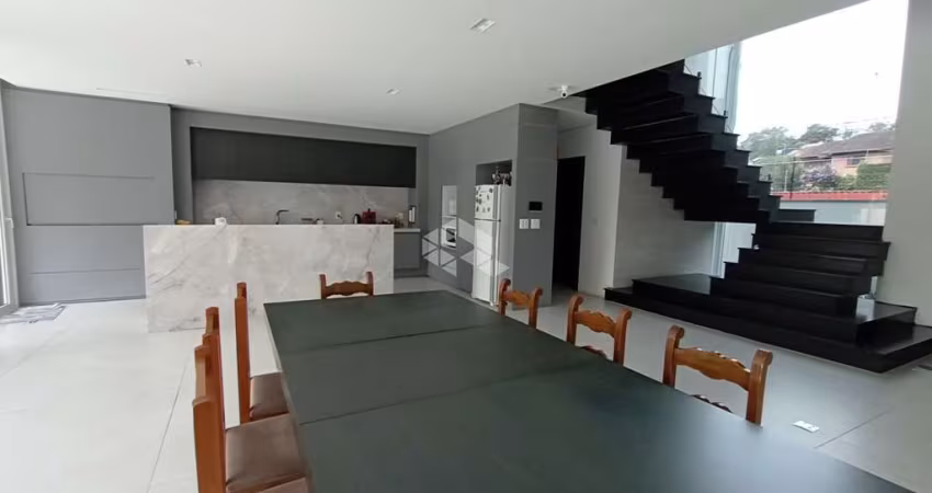 Casa com 4 suítes, 4 vagas garagem e piscina no Salgado Filho