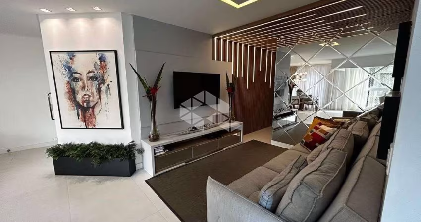 Apartamento com 3 suítes no coração da Meia Praia.