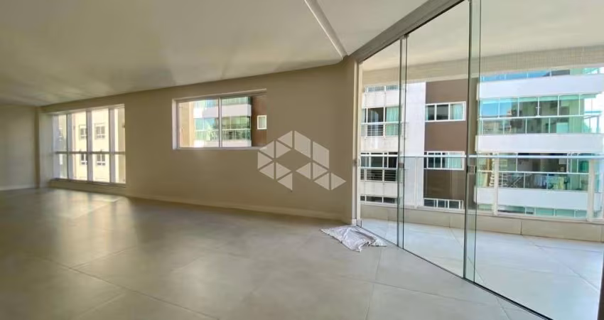 Apartamento pronto, 4 suítes 4 vagas de garagem, Meia Praia, 100m do mar