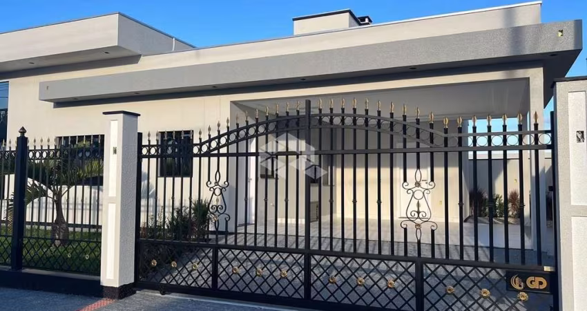 Casa em Tijucas, 3 quartos sendo um suíte, sala de estar e jantar integradas, lavanderia, garagem coberta para 2 carros