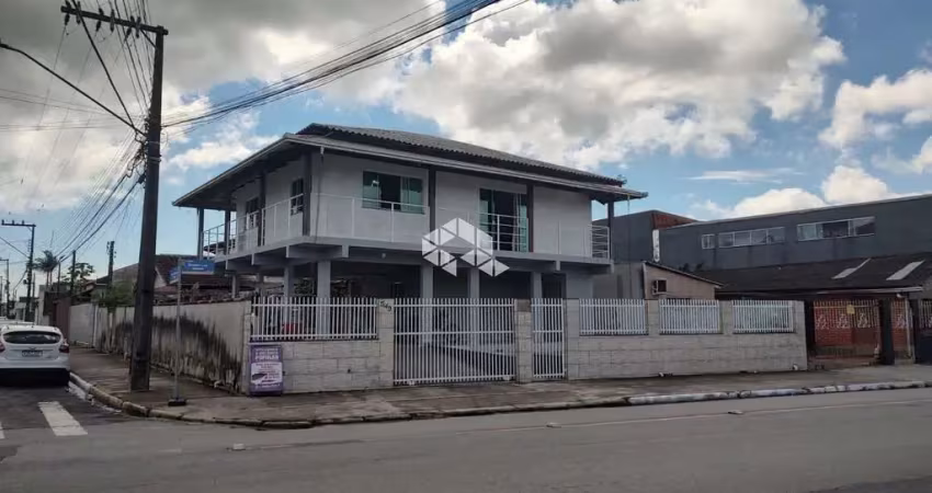 Casa 2 quartos, 2 banheiros, sala, 2 cozinhas, 2 vagas de garagem, no bairro cidade nova em itajaí/sc