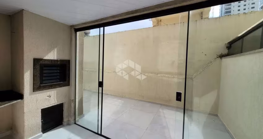 Apartamento diferenciado, 02 dormitórios, sendo 01 suíte, 01 vaga de garagem