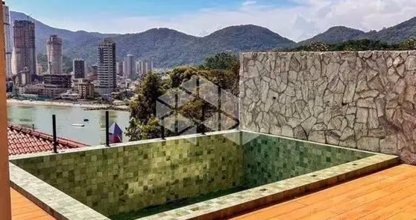 Casa com 4 suítes e 4 vagas de garagem no canto da praia em itapema com espetacular vista para o mar