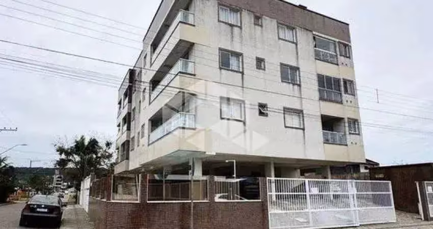 Apartamento com 2 dormitórios sendo 1 suíte e 1 vaga de garagem em bombinhas