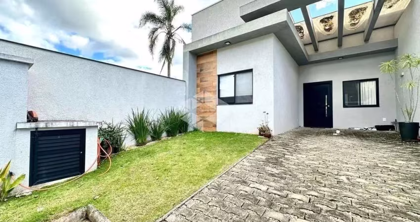 Casa com 2 suítes e 2 vagas de garagem em bombinhas, pronta e mobiliada