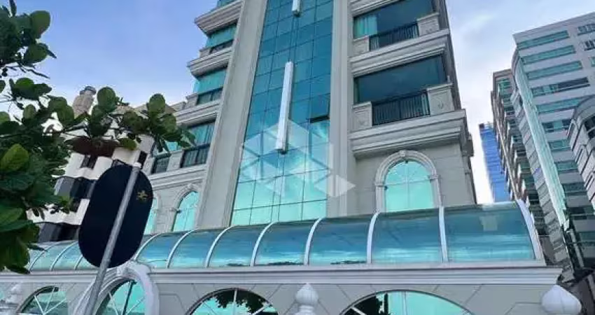 Apartamento frente mar com 4 suítes e 2 vagas de garagem em itapema
