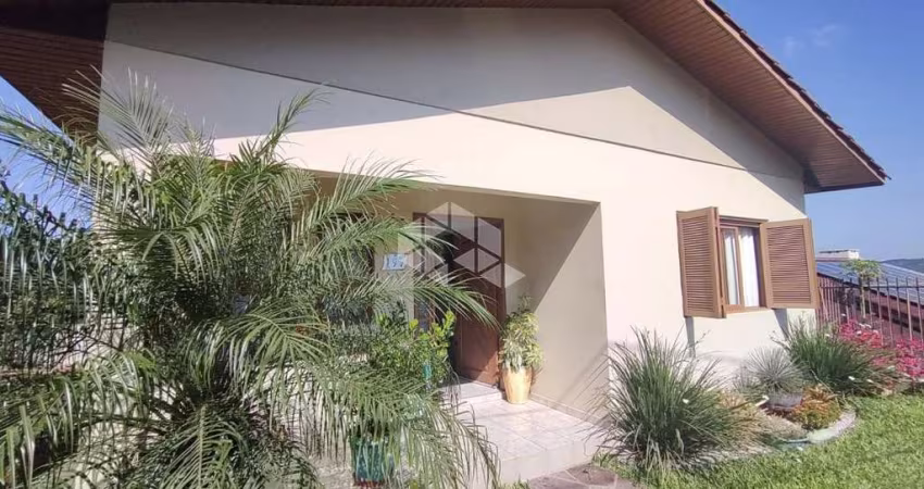 Residência com amplo terreno de 516m²