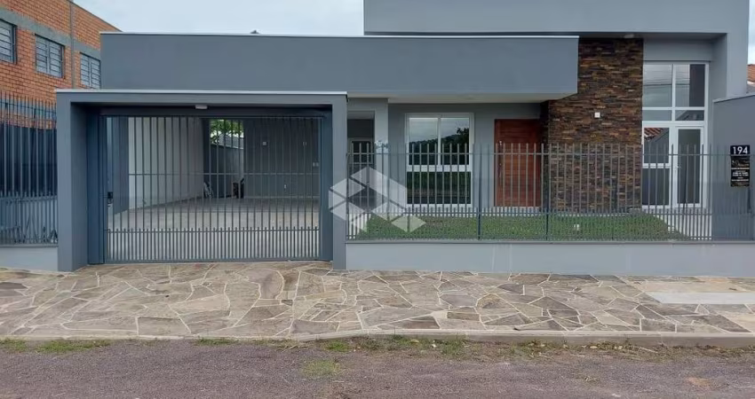 Casa térrea com 192m² de área construída 2 dormitórios sendo 1 suíte, escritório no bairro Lira em Estância Velha-RS, aceita financiamento bancário.