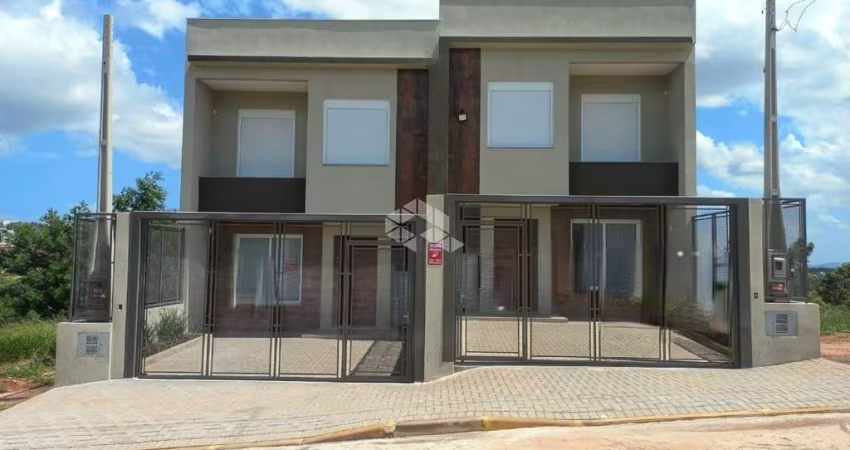 Casa com 3 dormitórios sendo um suíte com sacada, sala estar,jantar vaga para 2 carros aceita financiamento bancário, FGTS.