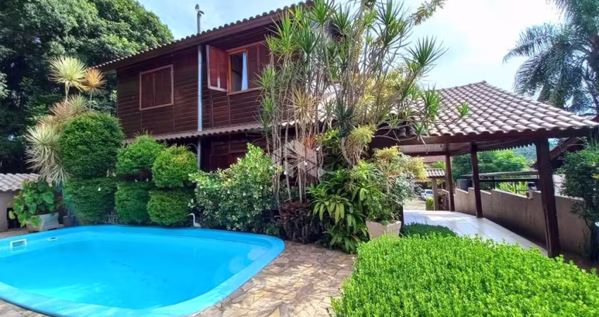 Casa sobrado em madeira nobre, 3 dormitórios, 3 banheiros, sala, cozinha, Dois Irmãos,