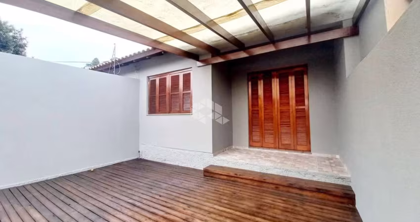 Casa com 2 dormitórios, sala e cozinha integradas, 1 banheiro social, 1 vaga de garagem, aceita financiamento e FGTS.