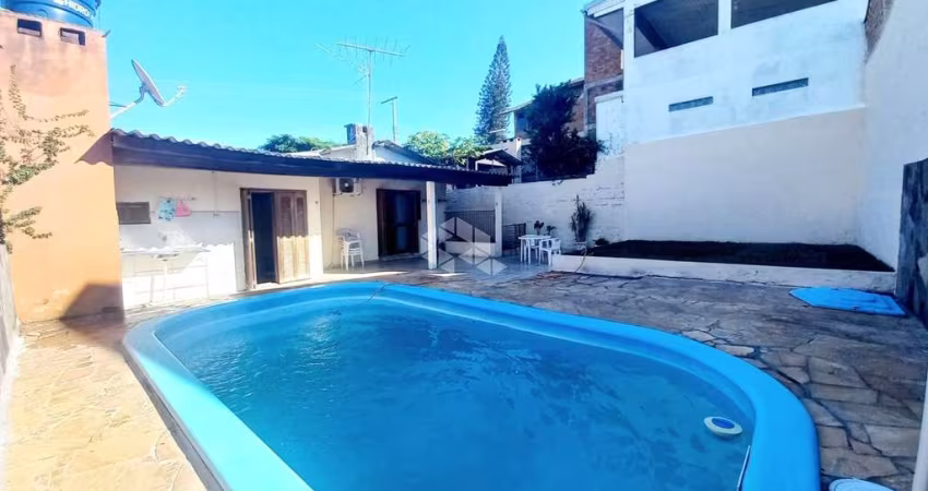 Casa com 3 dormitórios, 3 vagas de garagem, sala,, varanda co churrasqueira, piscina em  Estância Velha, Aceita Fianciamento Bancário!