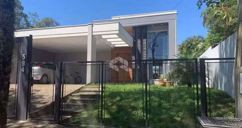 Residência semimobiliada, moderna e completa a poucos metros do centro