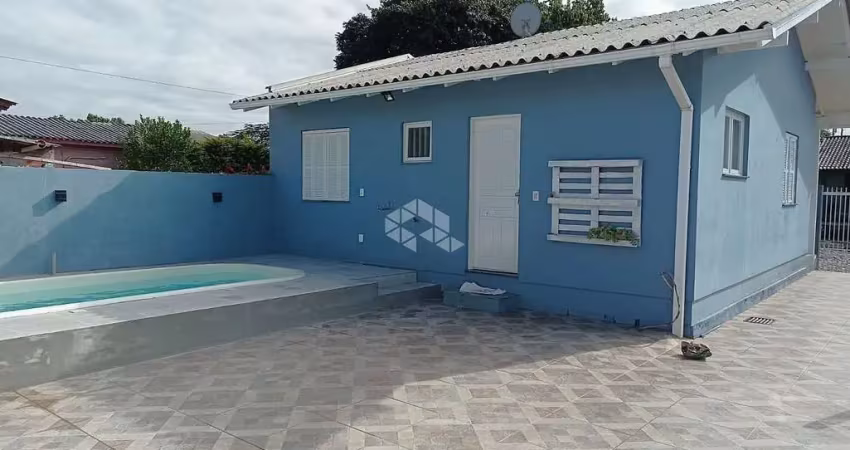 Casa  com 2 quartos sala cozinha e garagem para 2 carros e piscina no bairro rincão