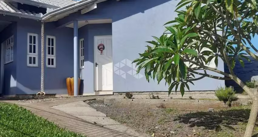 Imóvel com duas casas no mesmo terreno, ideal para famílias grandes, moradia compartilhada ou para quem busca uma excelente oportunidade de investimen