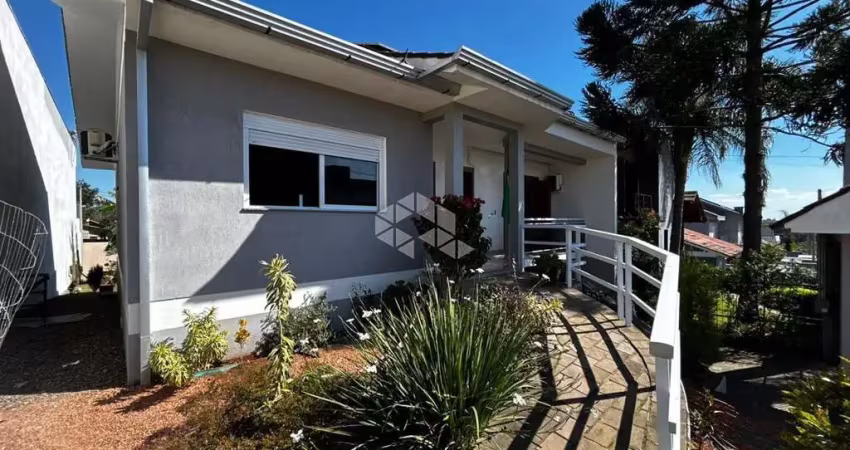 Ampla casa à venda com 3 dormitórios, garagem para 3 carros, energia solar e espaço gourmet